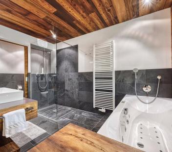 Badezimmer mit Dusche und Badewanne - Vital Suite