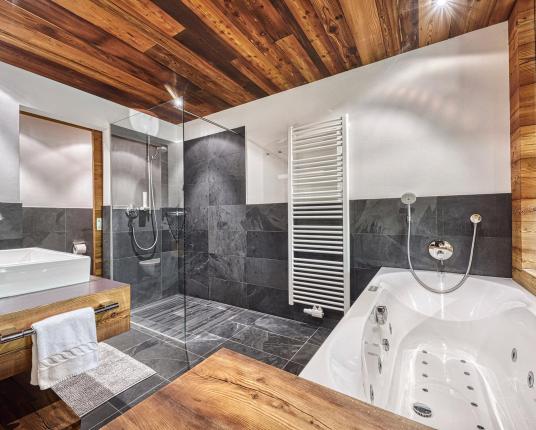 Bathroom with shower and bathtub - Vital Suite