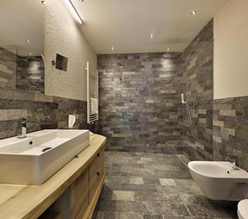 Bathroom in silver  quartzite from Pfitsch - Gilfenklamm Nature Suite