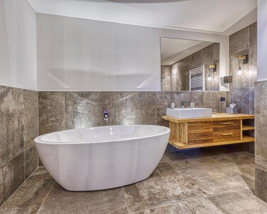 Bathroom with bathtub - Alex Natural Wood Room