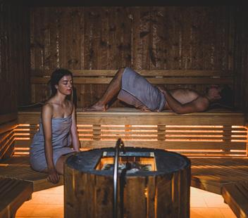 Ein Paar in der Sauna