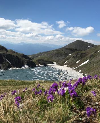 Un lago di montagna