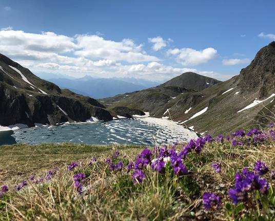 Un lago di montagna