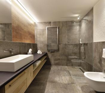 Badezimmer mit Bidet und Dusche - Lifestyle Suite