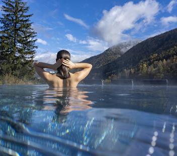 Frau im Sky Pool