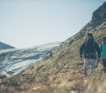 Ein Paar beim Wandern