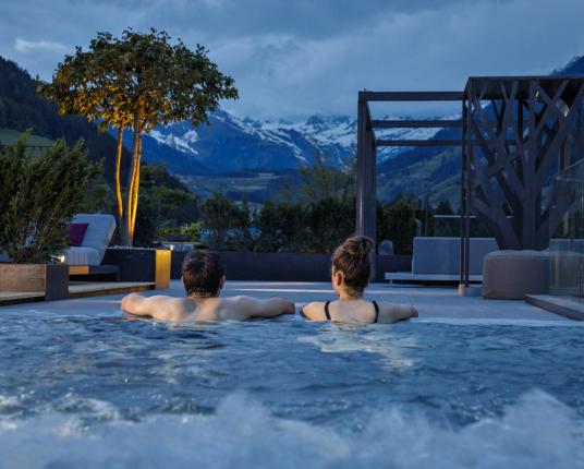 Zwei Gäste entspanen sich im Jacuzzi-Sky-Pool