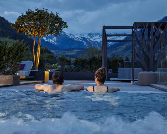 Zwei Gäste entspanen sich im Jacuzzi-Sky-Pool