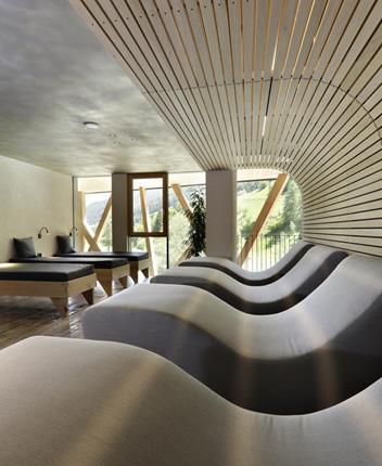 Natural wood-clad relaxation room with a view