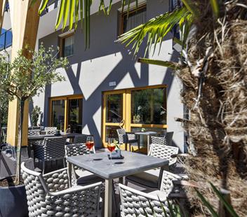 Apertif auf der Terrasse