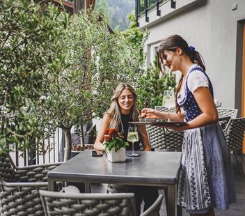 A waitress serves the aperitif