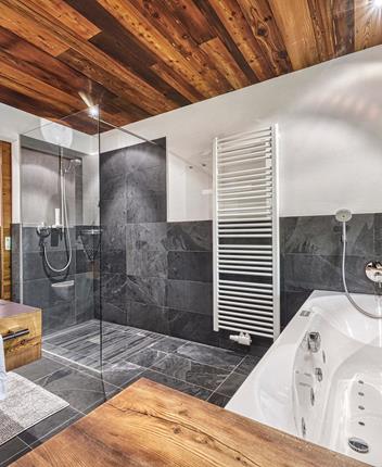 Badezimmer mit Dusche und Badewanne - Vital Suite