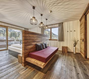 Camera in legno naturale Alex con balcone