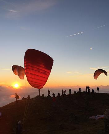 Paragliden bei Sonnenaufgang