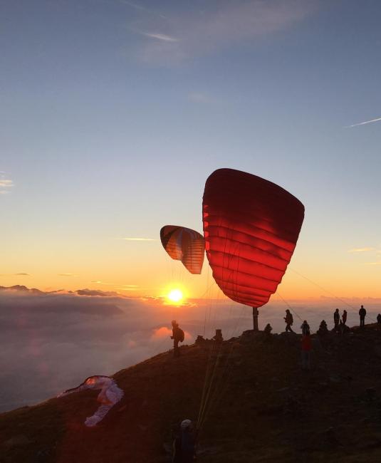 Paragliden bei Sonnenaufgang