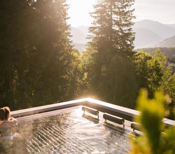 Eine Frau entspannt sich im beheizten Sky Pool