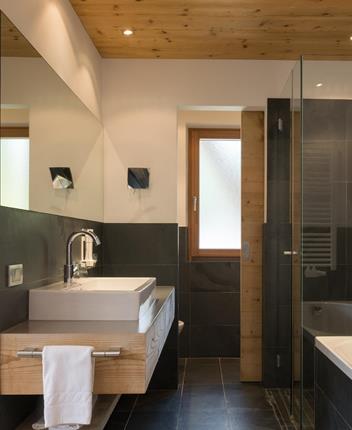 The bathroom of the Panorama Suite with shower and bathtub