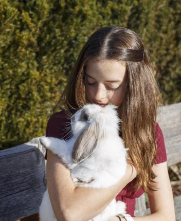 Hannah con un coniglio