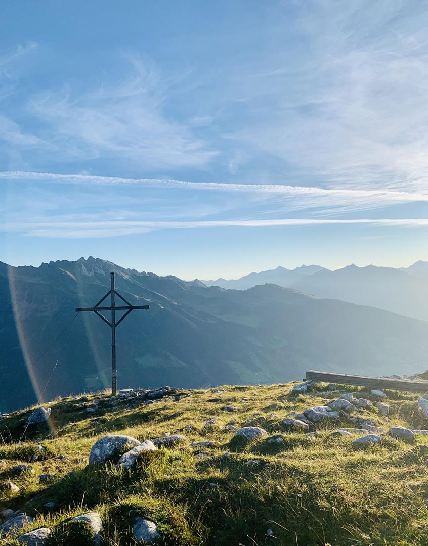 Ein Berggipfel im Sommer
