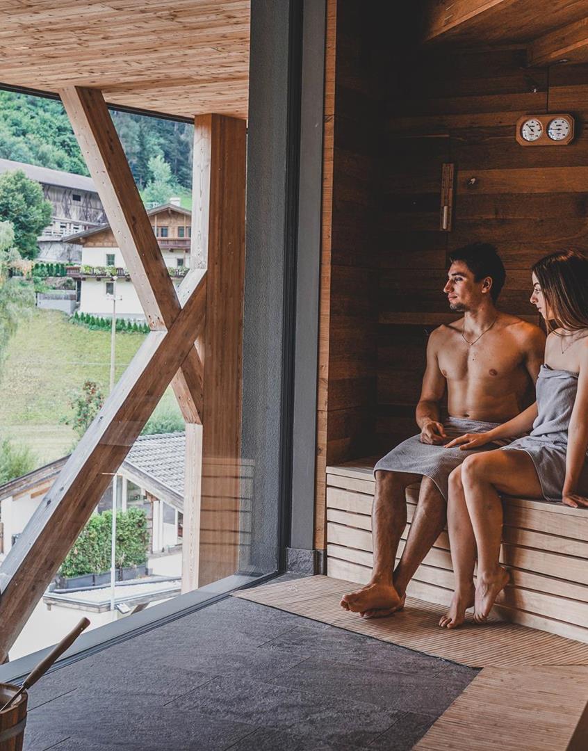 Una coppia nella sauna panoramica