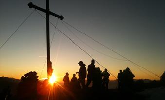 Sonnenaufgang am Berggipfel