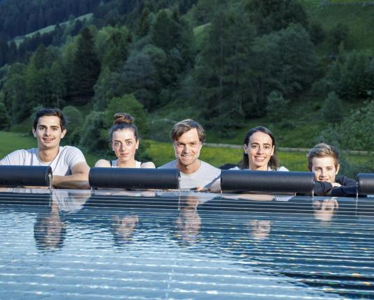 Gli Psenner a bordo piscina