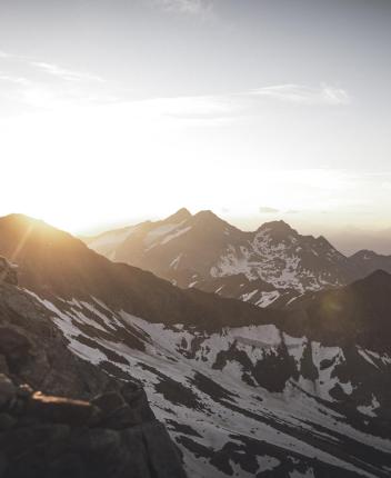 Il sole sorge in montagna