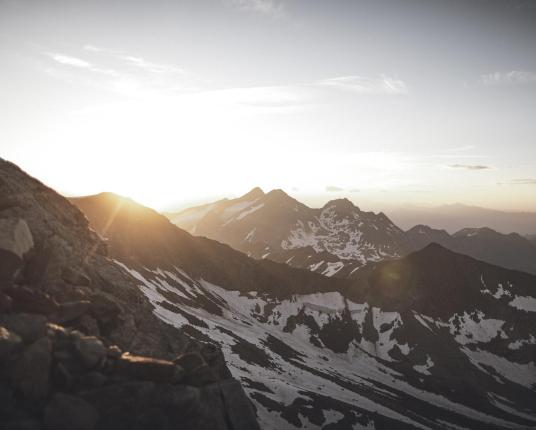 Il sole sorge in montagna