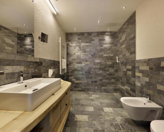 Badezimmer aus Pfitscher Silberquarzit - Natursuite Gilfenklamm