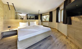 Letto matrimoniale e TV al primo piano - Family suite Maxi