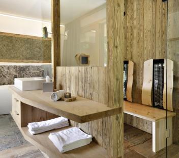 Bathroom with bathtub - Bio Suite