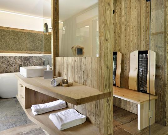 Bathroom with bathtub - Bio Suite