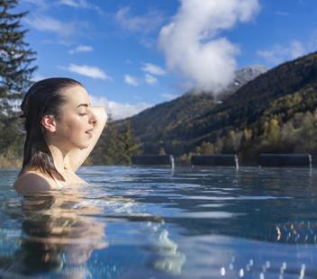 Frau im Sky Pool