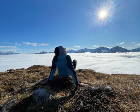 Una donna si gode il sole durante un'escursione