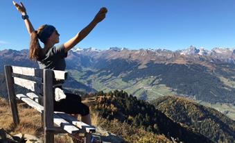 Hannah macht eine Pause bei Wandern