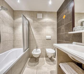 Bathroom with bathtub - Telfer Weißn Junior Suite