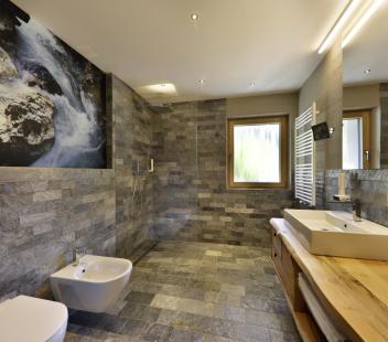 Badezimmer mit Dusche - Natursuite Gilfenklamm