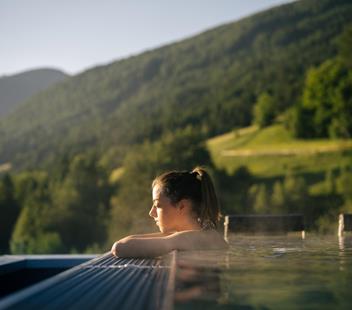 Eine Frau entspannt sich im beheizten Sky Pool