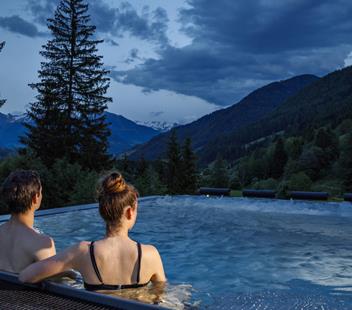 Zwei Gäste im Jacuzzi-Sky-Pool am Abend