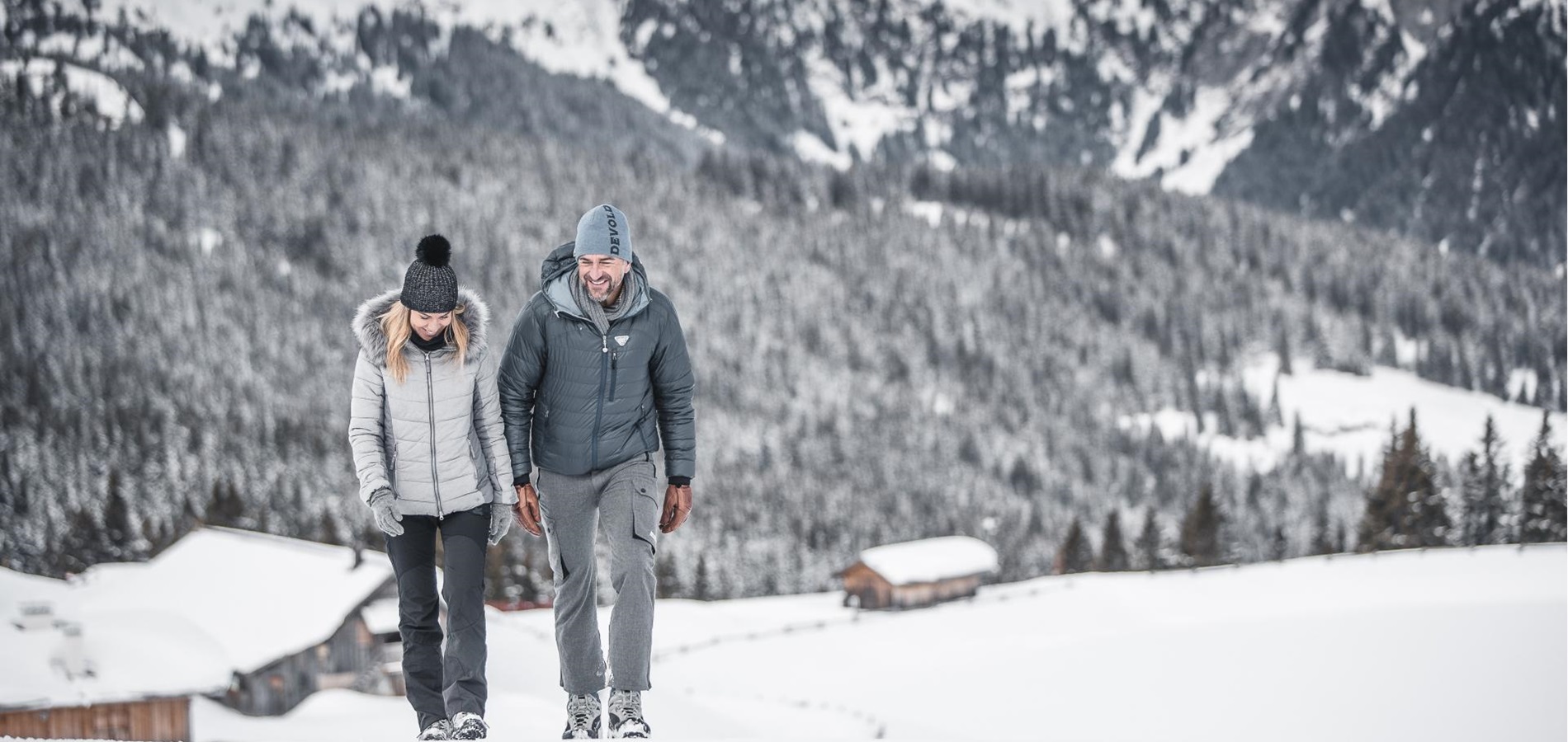 Ein Paar beim Winterwandern