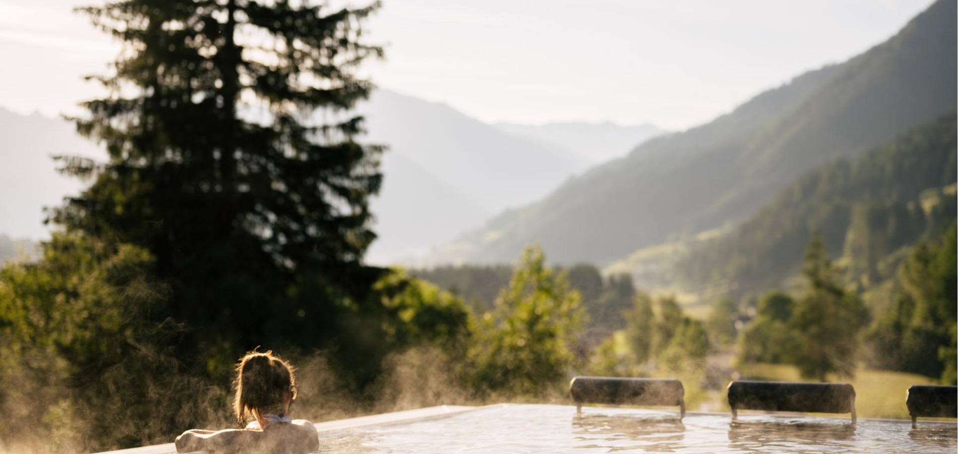 Eine Frau entspannt sich im beheizten Sky Pool