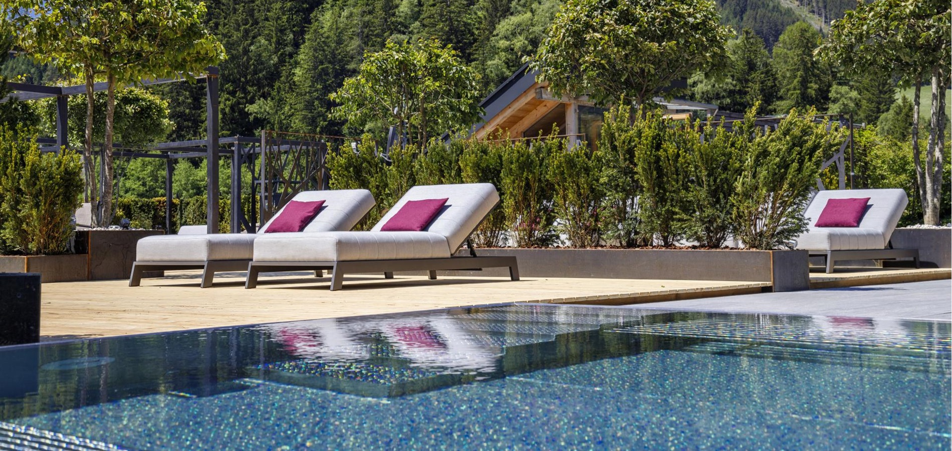 Terrazza sul tetto con lettini e piscina