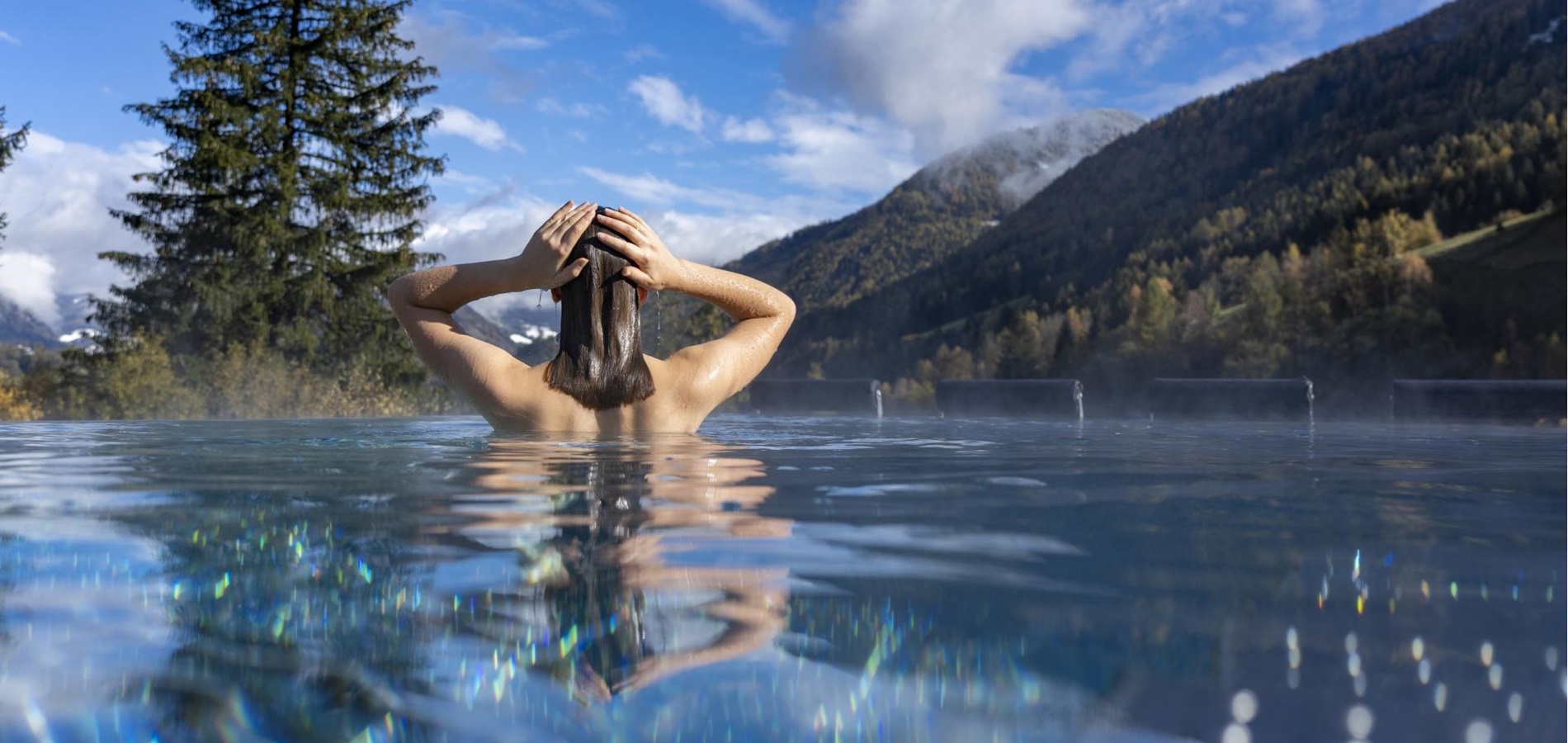 Donna nella sky pool