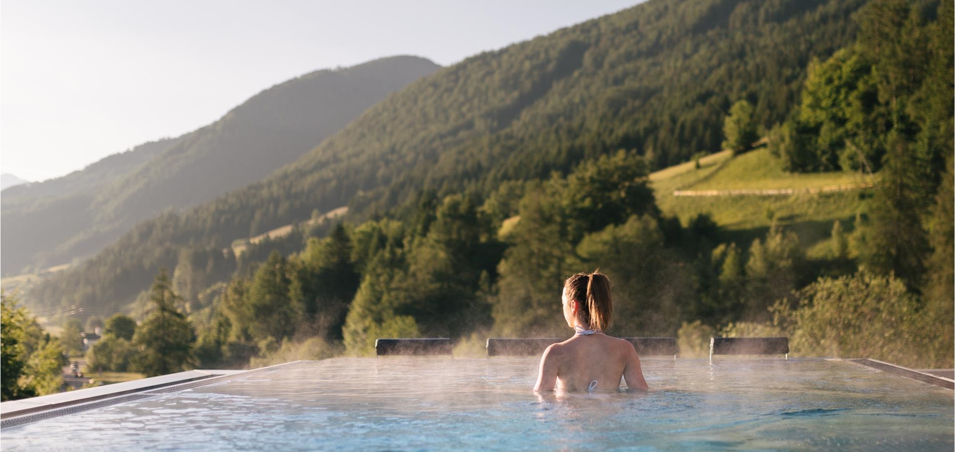 Eine Frau im Sky Pool