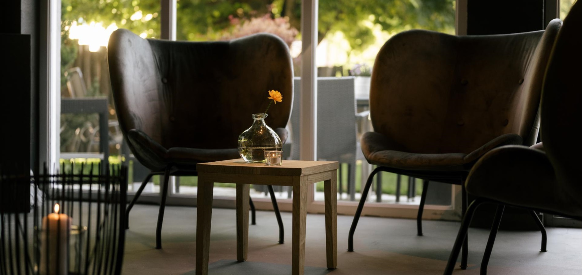 Table and armchairs in the lounge